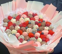 Розовый букет из клубники в шоколаде