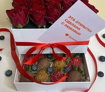 Красные розы в коробке с клубникой в шоколаде