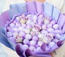 Букет из клубники в шоколаде с розами, фиолетовый