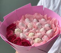 Букет из клубники в шоколаде с розами Berry and Rose Symphony