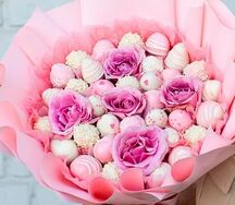 Букет из клубники в шоколаде с розами красивый Berry Rose Euphoria