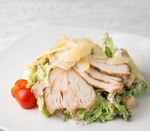 Салат Цезарь с курицей
