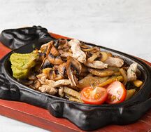 Жареха с курицей и грибами