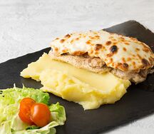 Куриное филе, запеченное с грибами и картофельным пюре