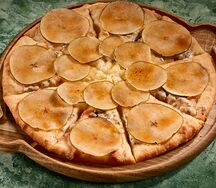 Хачапури с грушей и горгонзолой