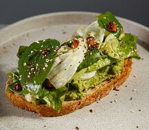 Тост Авокадо, пашот и заправка годжи