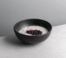 Рисовая каша с жимолостью