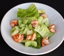 Салат с креветками, помело и авокадо