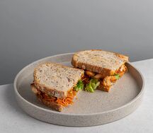 Сэндвич с пастрами из индейки и соусом кимчи