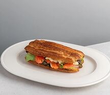 Эклер с неркой, скрэмбл и авокадо