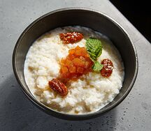 Рисовая каша с карамелизованная грушей и пеканом