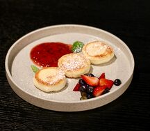 Сырники с ягодами и клубничным соусом