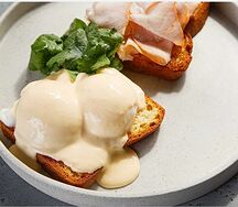 Яйцо Бенедикт с пастрами