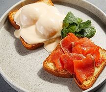 Яйцо Бенедикт и нерка шеф-посола