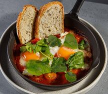 Шакшука с цельнозерновым тостом