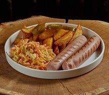 Куриные сосиски с картофелем по-деревенски и салатом Коул слоу