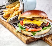 Бургер с говяжьей котлетой и картофелем фри