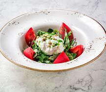 Салат с помидорами с сыром страчателла