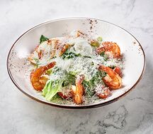 Салат Цезарь с креветками