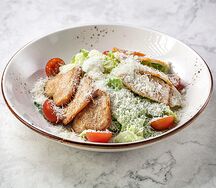 Салат Цезарь с курицей