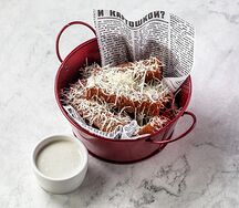 Гренки с пармезаном и соусом дорблю