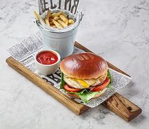 Бургер с куриной грудкой и картофелем фри