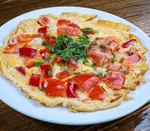 Омлет с помидорами