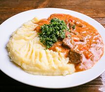 Гуляш с гарниром