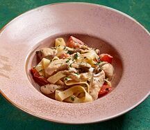 Фетучини с цыпленком, грибами и томатами