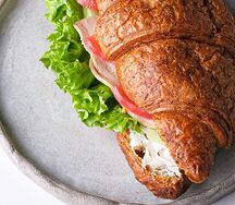 Круассан цельнозерновой с курицей