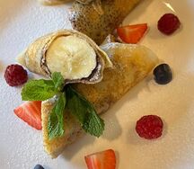 Блины с шоколадной пастой и бананом