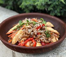 Соба с курицей и овощами