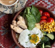 Боул с курицей, булгуром, глазуньей и овощами