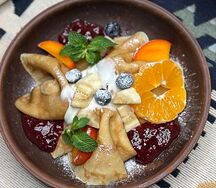 Блины сладкие со сметанным соусом, ягодами и фруктами