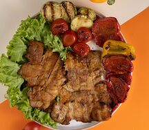 Куриное бедро с овощами на гриле
