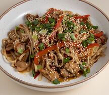 Лапша wok с курицей и овощами
