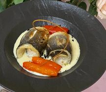 Сибас с креветками и гребешками под сливочным соусом