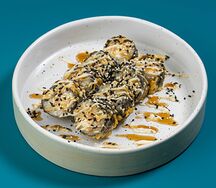 Темпура ролл с курицей и ореховым соусом