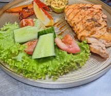 Стейк из форели с овощами