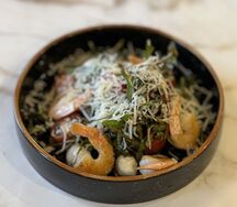 Салат с рукколой и креветками