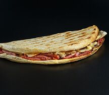 Пицца с колбасой и грибами