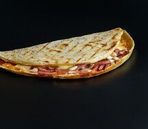 Пицца острая с колбасой