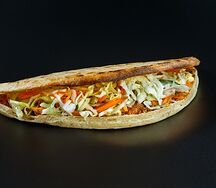 Пицца с курицей и витаминным салатом