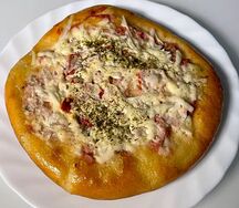 Пицца с колбасой
