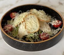 Цезарь с курицей гриль
