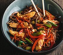 Wok с гречневой лапшой и курицей