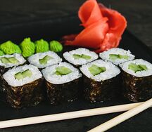 Классический ролл с огурцом