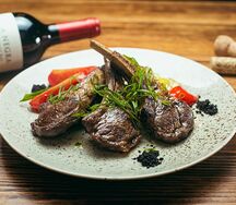 Каре ягненка с овощами гриль