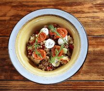 Салат с креветками, кальмарами и киноа