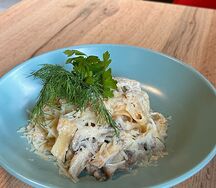 Паста с курицей и грибами